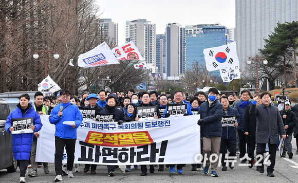 더불어민주당 박찬대 원내대표와 의원들이 18일 서울 여의도 국회에서 내란 수괴 윤석열 파면 촉구 도보행진을 하고 있다. [사진=곽영래 기자]