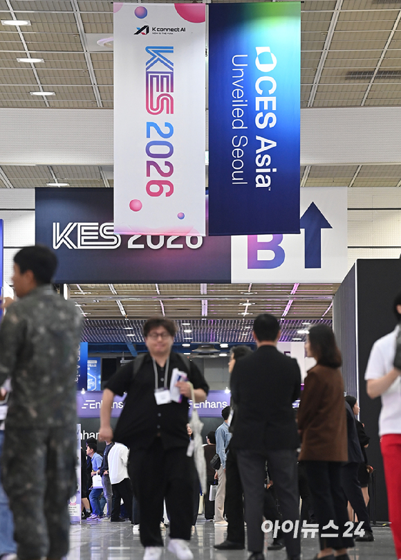 13일 서울 강남구 코엑스에서 열린 'KES 2026(한국전자전)'에서 관람객들이 부스를 관람하고 있다. [사진=곽영래 기자]