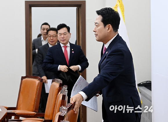 장동혁 국민의힘 당대표가 6일 서울 여의도 국회에서 열린 최고위원회의에 참석하고 있다. [사진=곽영래 기자]