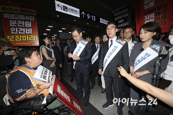추석 연휴를 하루 앞둔 23일 오전 서울 용산역에서 김민석 대표를 비롯한 더불어민주당 의원들이 귀성길 시민들에게 인사하고 있다. [사진=곽영래 기자]