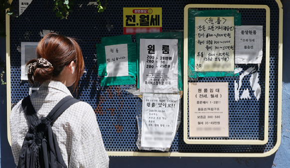 서울 동작구 중앙대 부근 마을 게시판에 원룸 안내문이 붙어 있는 모습 [사진=연합뉴스]