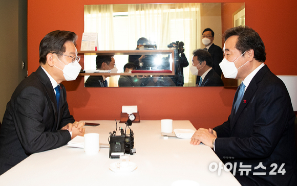 이재명 더불어민주당 대선후보가 23일 서울 중구 달개비 식당에서 갖은 이낙연 전 대표와 오찬회동에서 이야기를 나누고 있다. [사진=국회사진취재단]