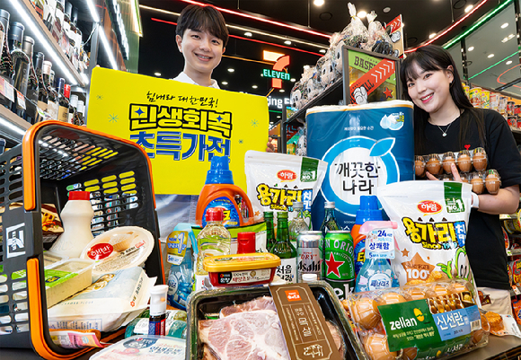 모델이 GS25에서 행사 상품을 구입하는 고객 옆에서 2차 민생회복 소비쿠폰 맞이 할인행사를 홍보하고 있다. [사진=GS25]