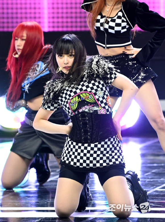 그룹 버가부(bugAboo) 유우나가 13일 오후 서울 마포구 상암동 SBS프리즘타워에서 진행된 두 번째 싱글 '팝(POP)' 발매 기념 쇼케이스에 참석해 멋진 무대를 선보이고 있다. [사진=정소희 기자]