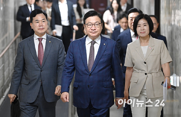 정점식 국민의힘 원내대표가 10일 서울 여의도 국회에서 열린 원내대책회의에 참석하고 있다. [사진=곽영래 기자]