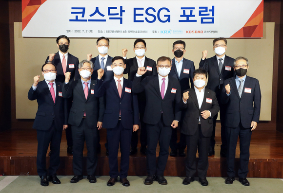 한국거래소가 21일 오전 7시 30분 서울 여의도 63빌딩에서 코스닥 상장기업의 ESG경영에 대한 인식을 제고하고 ESG경영 도입 기반을 조성하고자 코스닥을 대표하는 상장기업 30여사와 연기금, 자산운영사, ESG 평가기관 등이 참가한 가운데 코스닥 ESG 포럼을 개최했다. (앞줄 왼쪽 두번째부터) 홍순욱 코스닥시장본부장, 장경호 코스닥협회 회장, 김학균 한국거래소 코스닥시장위원장과 참석인사들이 파이팅을 외치며 기념촬영을 하고 있다. [사진=한국거래소]