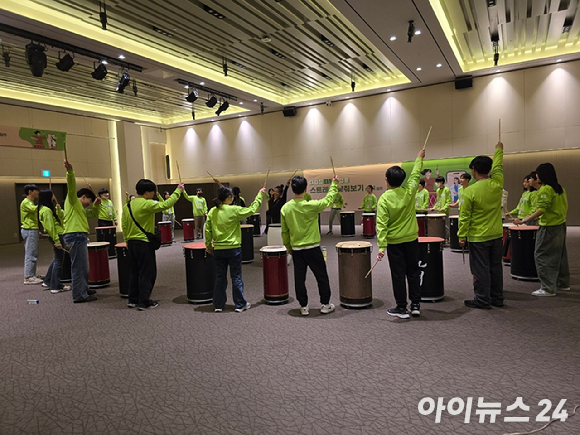 26일 오후 KT 디지털 디톡스 캠프가 열린 서울 서대문구 연세대학교 백양누리관에서 청소년을 대상으로 사격 체험 활동이 진행되고 있다. [사진=안세준 기자]