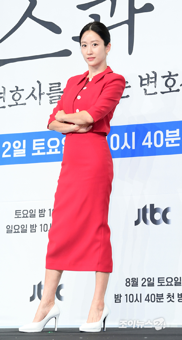배우 전혜빈이 31일 오후 서울 구로구 더링크서울 트리뷰트 포트폴리오 호텔에서 열린 JTBC 새 토일드라마 '에스콰이어: 변호사를 꿈꾸는 변호사들' 제작발표회에 참석하고 있다. [사진=정소희 기자]