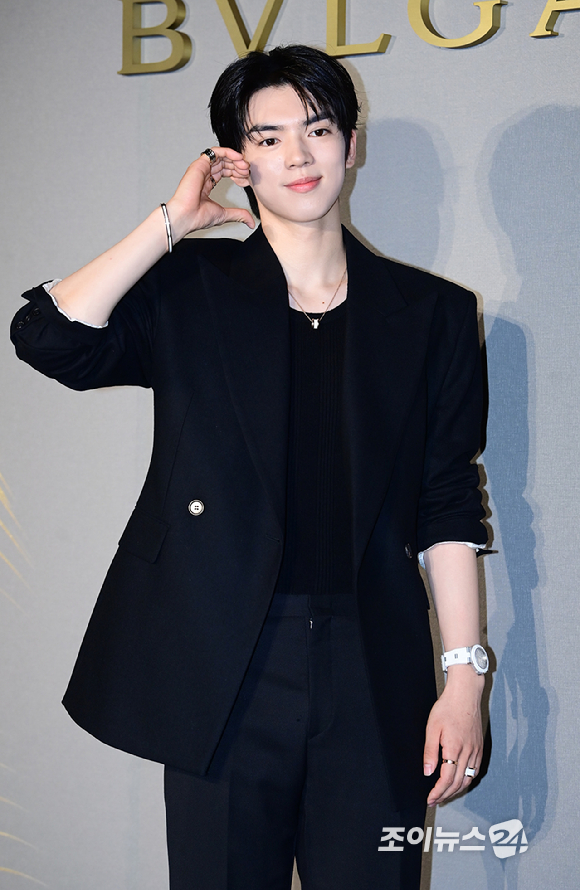 피겨스케이팅 선수 차준환이 28일 오후 서울 강남구 송은에서 열린 불가리(BVLGARI) 비제로원 전시 개최 포토월 행사에 참석하고 있다. [사진=정소희 기자]