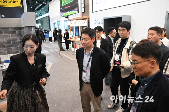 홍범식 LG유플러스 사장이 4일(현지시간) 스페인 바르셀로나 피라 그란 비아 전시장에서 열린 '모바일 월드 콩그레스(MWC) 2025' KT 부스를 둘러보고 있다. [사진=사진공동취재단]