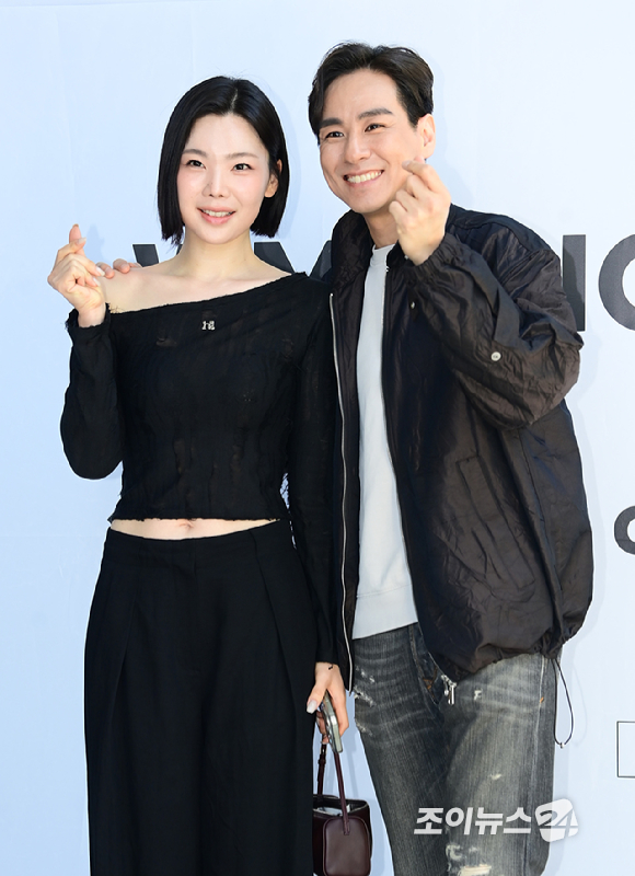 이다은-윤남기 부부가 24일 오후 서울 성동구 성수동 더블유미션에서 열린 홀리넘버세븐 X 코타로 타니야마 콜라보 팝업 오프닝 행사에 참석하고 있다. [사진=정소희 기자]