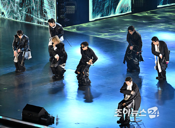 방탄소년단(BTS)이 21일 오후 서울 광화문 광장에서 정규 5집 '아리랑(ARIRANG)' 앨범 발매를 기념해 컴백 무대를 선보이고 있다. [사진=사진공동취재단]