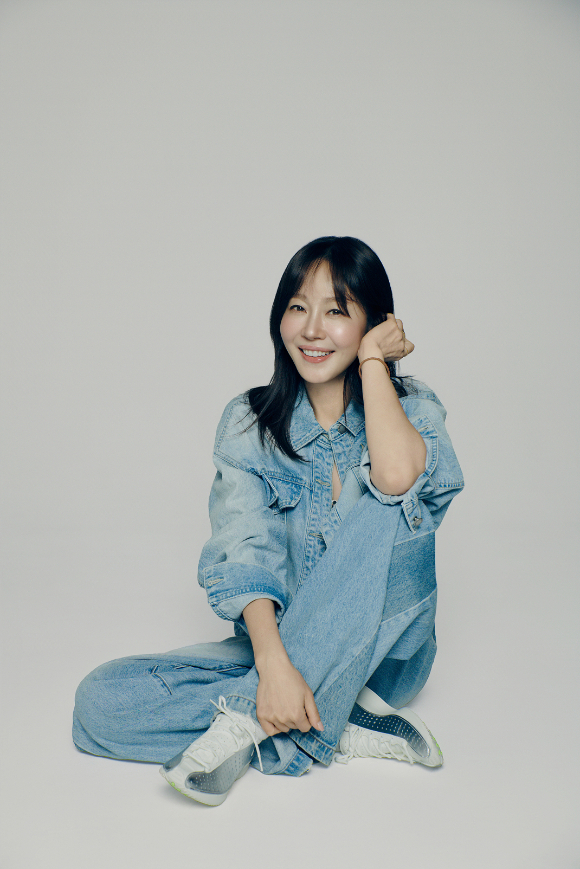 엄지원이 인터뷰에 앞서 사진촬영을 하고 있다. [사진=ABM컴퍼니]