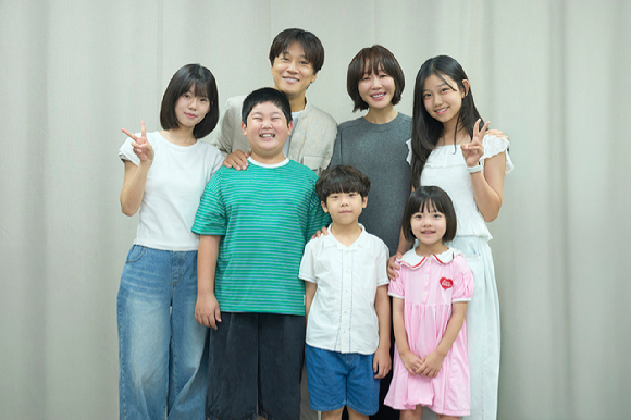 배우 차태현, 엄지원이 넷플릭스 영화 '복직경찰'에 출연한다. [사진=넷플릭스]