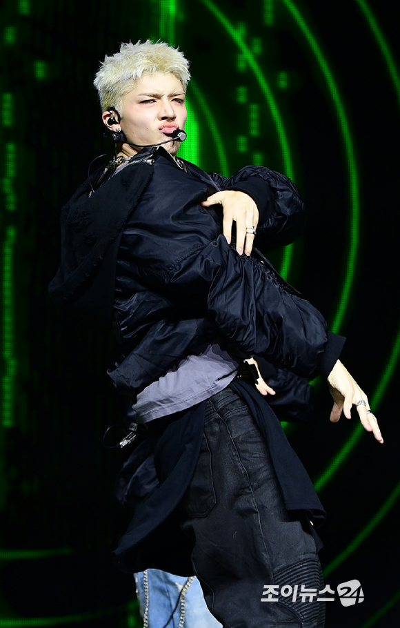 그룹 앤팀 마키가 28일 오후 서울 용산구 한남동 블루스퀘어에서 열린 &TEAM(앤팀) 한국 데뷔 앨범 미니 1집 'Back to Life'(백 투 라이프)발매 기념 쇼케이스에 참석해 멋진 무대를 선보이고 있다. [사진=정소희 기자]