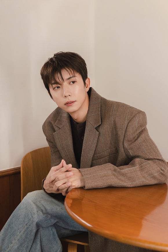 가수 장우영이 최근 서울 모처에서 진행된 미니 3집 '아임 인투' 발매 기념 인터뷰에서 포즈를 취하고 있다. [사진=JYP엔터테인먼트]