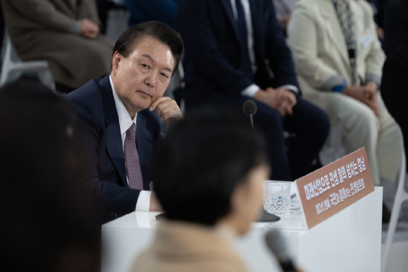 윤석열 대통령이 26일 충남 서산비행장에서 '미래산업으로 민생 활력 넘치는 충남'을 주제로 열린 열다섯 번째 국민과 함께하는 민생토론회에서 참석자 발언을 경청하고 있다. 2024.02.26. [사진=대통령실]