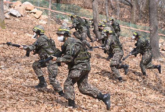 육군 예비군 동원훈련 과정에서 예비역 20여 명을 태운 버스가 뒤집히는 사고가 발생했다. 본 기사와 무관한 이미지로 지난해 3월 7일 경기도 안산시 육군 제51사단 상록과학화 예비군훈련장에서 훈련에 참가한 예비군들이 야지전술훈련을 하고 있다. [사진=뉴시스]