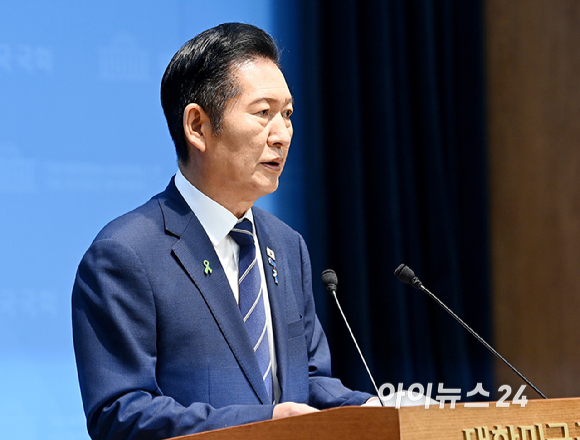 정청래 더불어민주당 당대표 후보가 12일 서울 여의도 국회 소통관에서 기자회견을 하고 있다. [사진=곽영래 기자]