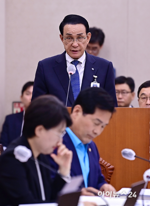 노동진 수산업협동조합중앙회장이 14일 오전 서울 여의도에서 열린 한국해양진흥공사, 수산업협동조합중앙회, 해양환경공단 등에 대한 국정감사에서 업무보고를 하고 있다. [사진=곽영래 기자]