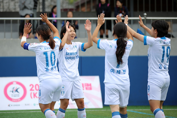 2023 퀸컵 우승을 차지한 수원 삼성. [사진=한국프로축구연맹]