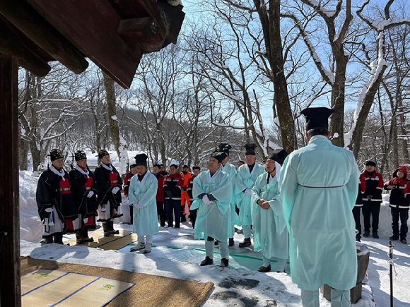 강릉국유림관리소는 8일 오전 강원도 평창 대관령에 있는 국사성황당에서 산신제례를 봉행했다. [사진=강릉국유림관리소/산림청]