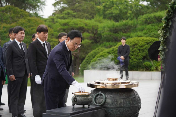 이용배 현대로템 대표이사가 25일 국립서울현충원 현충탑에서 순국선열 및 호국 영령에 분향하고 있다. [사진=현대로템]