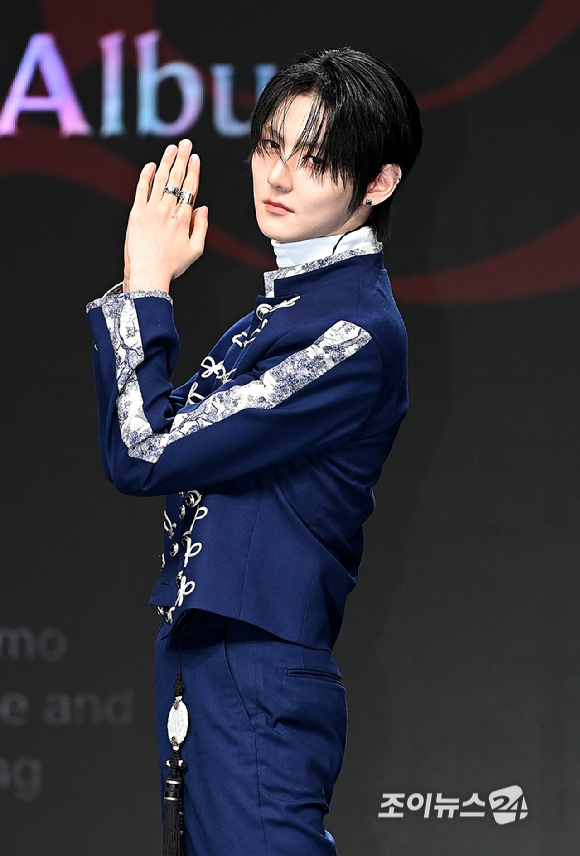 그룹 앰퍼샌드원(AMPERS&ONE) 김승모가 8일 서울 용산구 노들섬 라이브하우스에서 열린 미니 4집 '데피니션'(DEFINITION) 발매 기념 쇼케이스에서 포토타임을 갖고 있다. [사진=곽영래 기자]