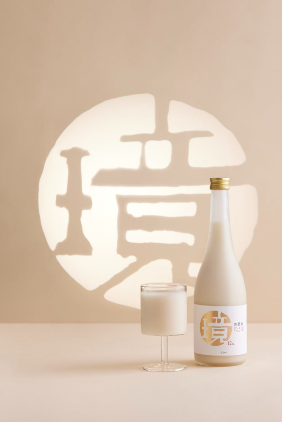 신세계면세점 인천공항 1터미널점에 입점한 성시경 참여 프리미엄 막걸리 '경탁주 12도'. [사진=신세계면세점]