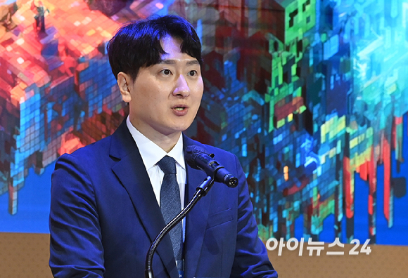 종합경제미디어 아이뉴스24가 주최하는 국내 게임과 콘텐츠 전반의 대세로 자리매김한 키워드인 '서브컬쳐'를 조망하는 ICT포럼 '비주류의 주류화: 서브컬쳐의 성공 노하우는' 이 21일 오후 서울 페럼타워에서 열렸다. 최원석 문화체육관광부 게임콘텐츠산업과 과장이 최성희 문화체육관광부 문화미디어산업실 콘텐츠미디어산업관의 축사를 대독하고 있다. [사진=곽영래 기자]