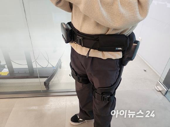 지난 21일 서울 광진구 엔젤로보틱스 본사에서 기자가 엔젤슈트 H10을 착용하고 체험하고 있다. [사진=설재윤 기자]