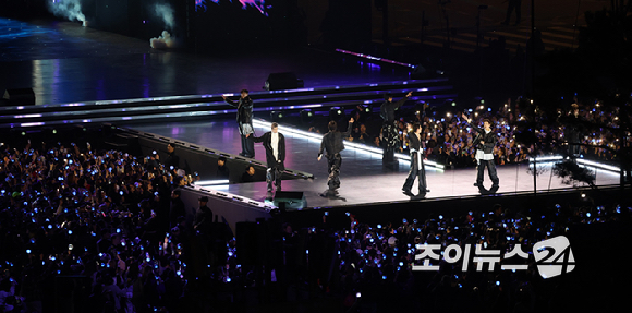 방탄소년단(BTS)이 21일 오후 서울 광화문 광장에서 정규 5집 '아리랑(ARIRANG)' 앨범 발매를 기념해 컴백 무대를 선보이고 있다.[사진=사진공동취재단]