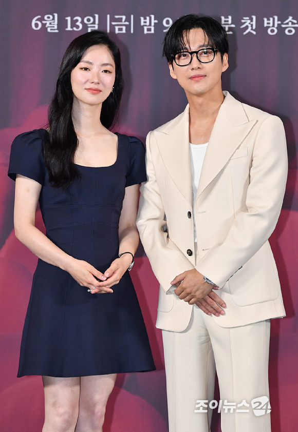 배우 전여빈, 남궁민이 10일 오후 서울 용산구 CGV 용산아이파크몰점에서 진행된 SBS 새 금토드라마 '우리영화' 제작발표회에 참석해 포즈를 취하고 있다. [사진=문수지 기자]