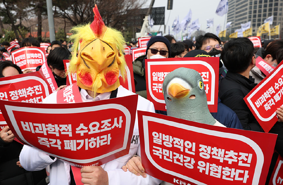 지난 3일 오후 서울 영등포구 여의대로에서 열린 의대정원 증원 및 필수의료패키지 저지를 위한 전국 의사 총궐기대회에서 참석자들이 피켓을 들고 구호를 외치고 있다. [사진=뉴시스]