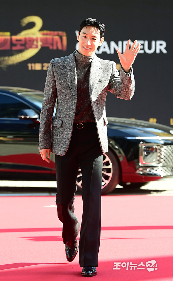 배우 이제훈이 18일 오후 서울 양천구 목동 SBS 정문에서 열린 SBS 새 금토드라마 '모범택시3' 레드카펫 포토행사에 참석하고 있다. [사진=정소희 기자]