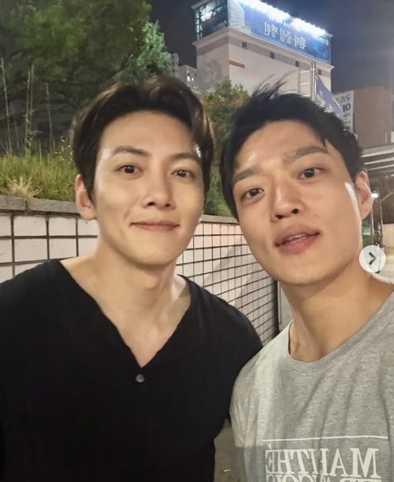 "지창욱, 먼저 포옹하고 번호 주는 다정남" 띠동갑 배우가 공개한 미담