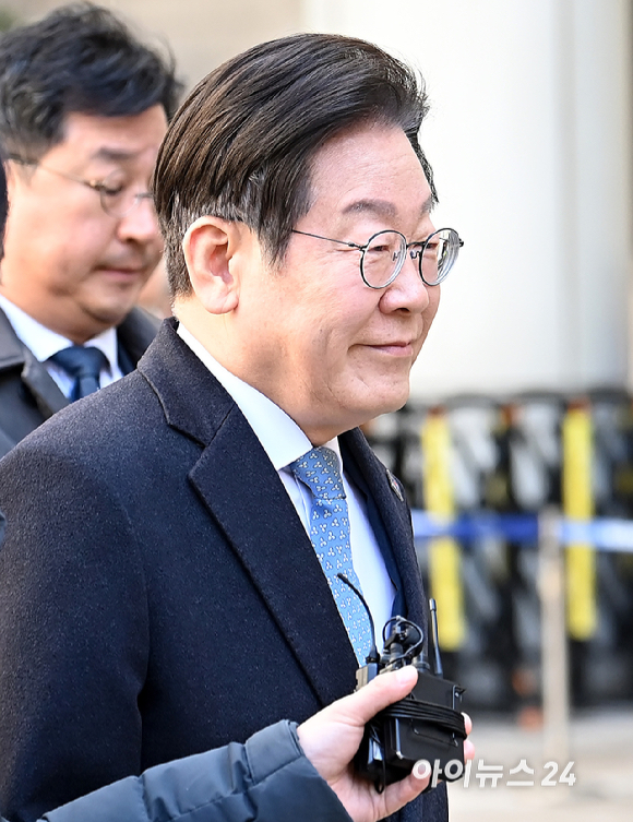 이재명 더불어민주당 대표가 26일 서울고등법원에서 열린 공직선거법 위반 혐의 사건 2심 5차 공판을 마친 뒤 법원을 나서고 있다. [사진=곽영래 기자]