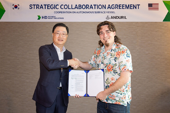 주원호 HD현대중공업 사장(왼쪽)과 안두릴 팔머 럭키 공동 설립자가&nbsp;서울 중구 웨스틴 조선호텔에서&nbsp;ASV&nbsp;설계 및 건조계약을 체결하고 있다. [사진=HD현대]