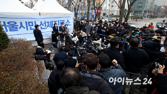 이재명 더불어민주당 대선 후보가 15일 오후 서울 동작구 서울특별시보라매병원 외부 선별진료소를 현장 방문한 뒤 관련 브리핑을 하고 있다. [사진=국회사진취재단]