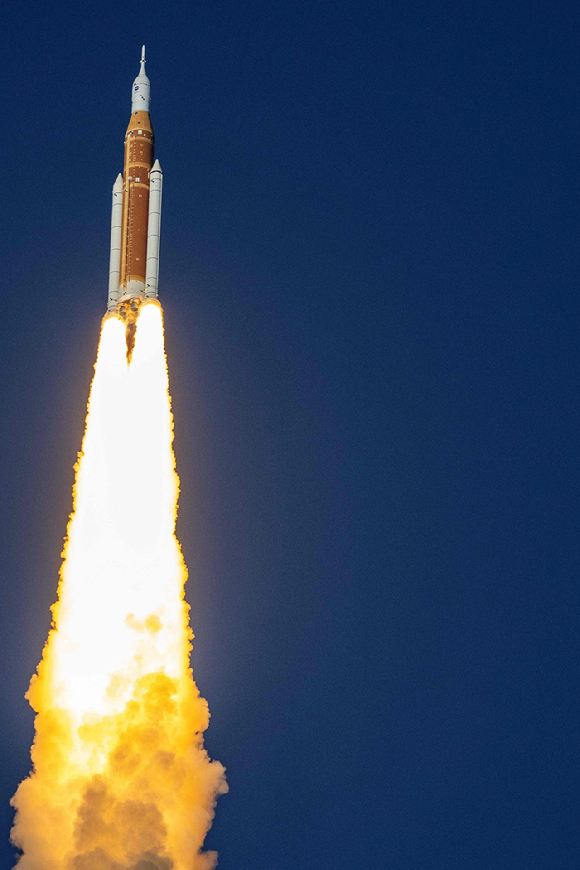 1일(현지시간) 미국 플로리다주 케이프커내버럴 케네디 우주센터에서 유인 달 탐사 임무 &lsquo;아르테미스 2호&rsquo;가 발사되고 있다. [사진=연합뉴스]