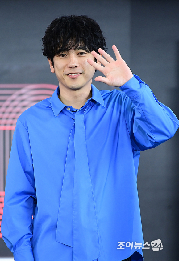 배우 니노미야 카즈나리가 19일 오후 부산광역시 해운대구 우동 영화의 전당에서 열린 제30회 부산국제영화제(BIFF) '8번 출구' 야외무대인사 행사에 참석하고 있다. [사진=정소희 기자]