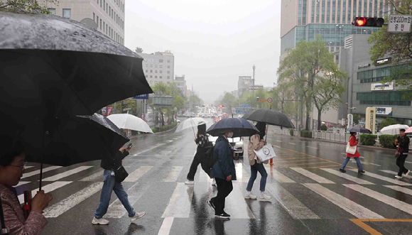 인천 남동구 길병원 인근 횡단보도에서 시민들이 우산을 쓰고 걸어가고 있다. 2024.04.15. [사진=뉴시스]