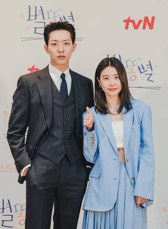 (왼쪽부터)배우 이정신-박소진-이성경-김영대-김윤혜-윤종훈이 20일 온라인으로 진행된 tvN 새 금토드라마 '별똥별' 제작발표회에 참석해 포즈를 취하고 있다. [사진=tvN]