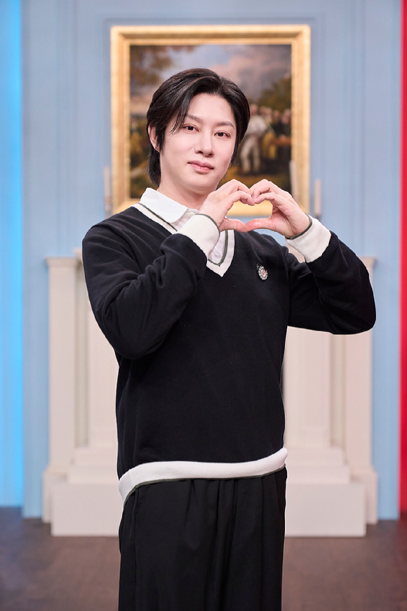 서장훈, 이효리, 김희철이 JTBC 예능 '연애전쟁' 제작발표회에서 포즈를 취하고 있다. [사진=JTBC]