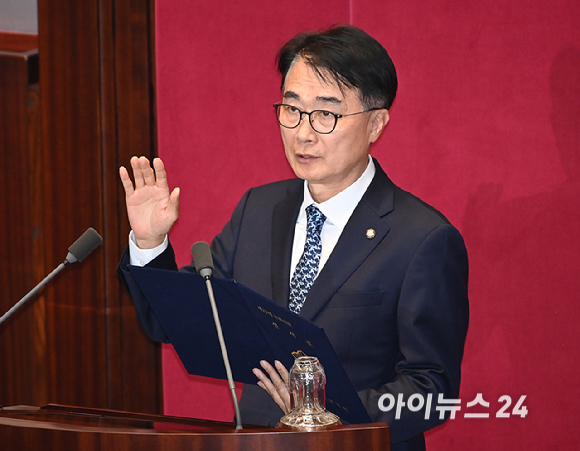 정을호 전 더불어민주당 의원의 의원직 사퇴로 비례대표 의원직을 승계받은 김준환 의원이 12일 서울 여의도 국회에서 열린 본회의에서 선서를 하고 있다. [사진=곽영래 기자]