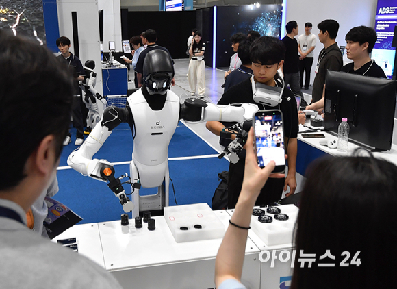 19일 서울 강남구 코엑스에서 열린 'AI 서밋 서울 앤 엑스포2026(AISE 2026)'에서 화인로보틱스 부스에서 관계자가 휴머노이드 로봇 시연을 선보이고 있다. [사진=곽영래 기자]