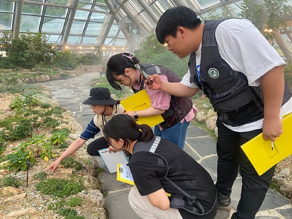 국립백두대간수목원 '알파인 줌인'(Alpine Zoom人)으로 활동하는 봉화 지역민들이 알파인하우스에서 가드너의 교육을 듣고 있다. [사진=한국수목원정원관리원/산림청]