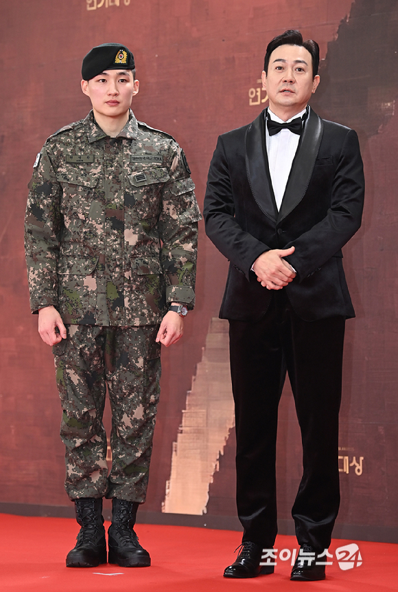 배우 권지우, 박용우가 31일 오후 서울 여의도 KBS에서 열린 2025 KBS 연기대상&nbsp;레드카펫 포토월 행사에서 포즈를 취하고 있다. [사진=곽영래 기자]