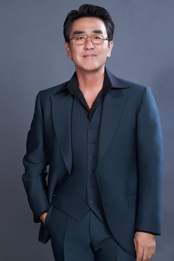 '파인: 촌뜨기들' 류승룡이 인터뷰 전 사진촬영을 하고 있다. [사진=월트디즈니 컴퍼니 코리아]