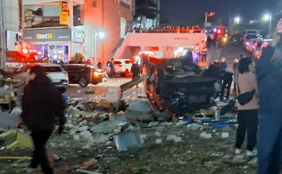 13일 오전 4시께 청주시 흥덕구 봉명동의 한 3층짜리 상가건물에서 가스 누출에 따른 것으로 추정되는 폭발 사고가 발생, 15명이 경상을 입었다. 사진은 폭발 사고 현장의 모습. [사진=독자 제공, 연합뉴스]